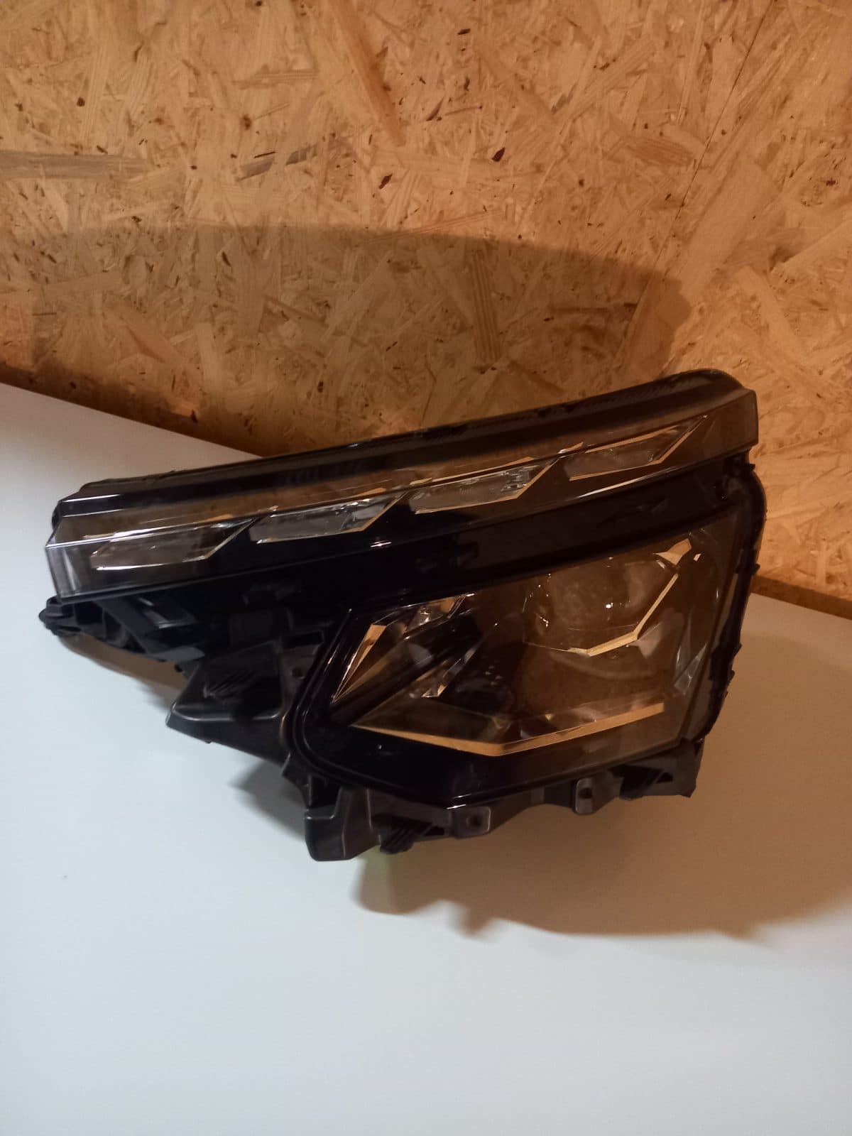 655941015C Škoda Kamiq levé světlo. Zánovní. Nájezd do 100km.