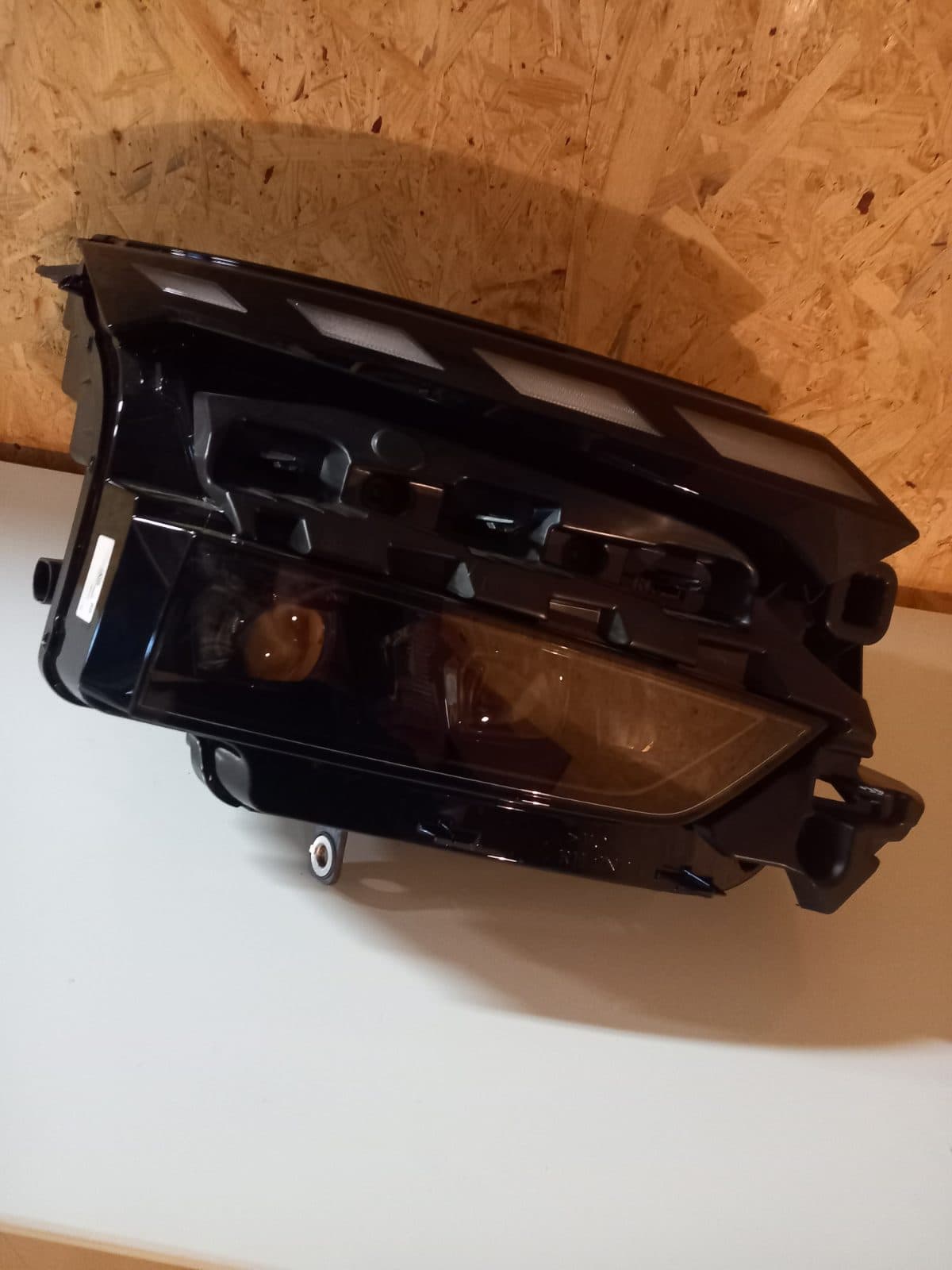 5LB941036 Škoda Enyaq pravé světlo. Zánovní. Nájezd do 100km.