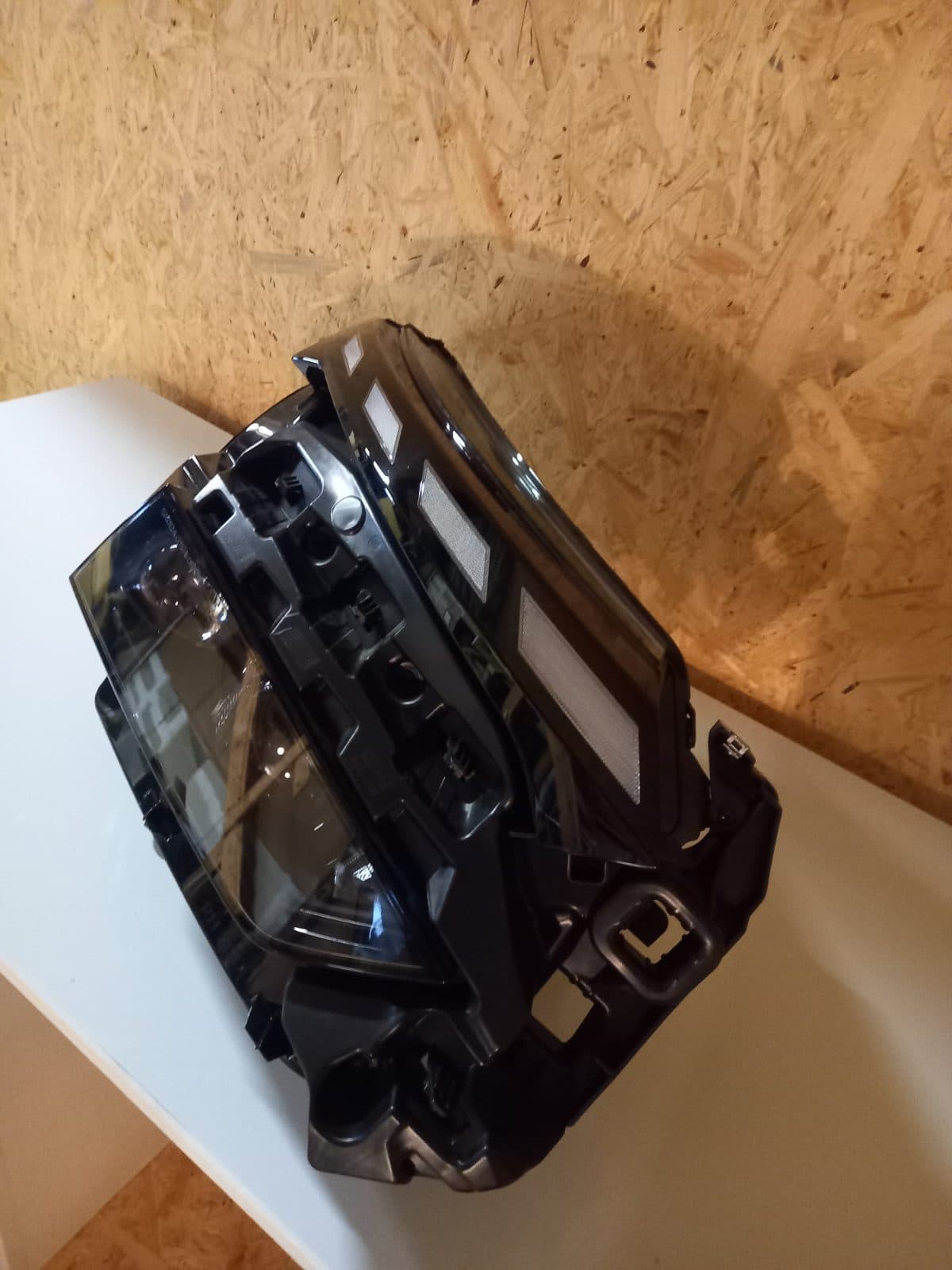 5LB941036 Škoda Enyaq pravé světlo. Zánovní. Nájezd do 100km. POŠKOZENÝ držák.