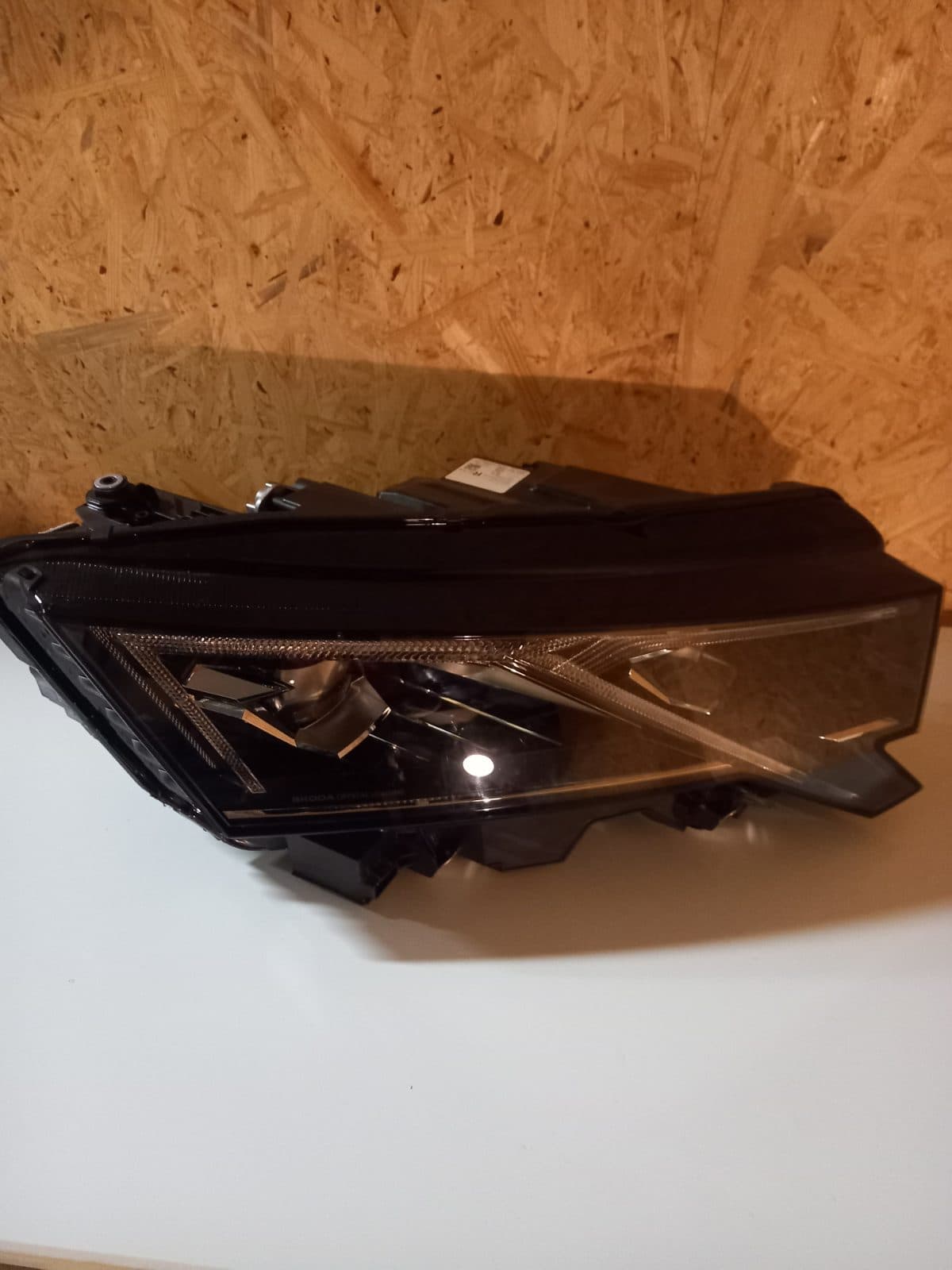 5E0941036 Škoda Octavie IV facelift pravé světlo Matrix. Ulomené držáky.