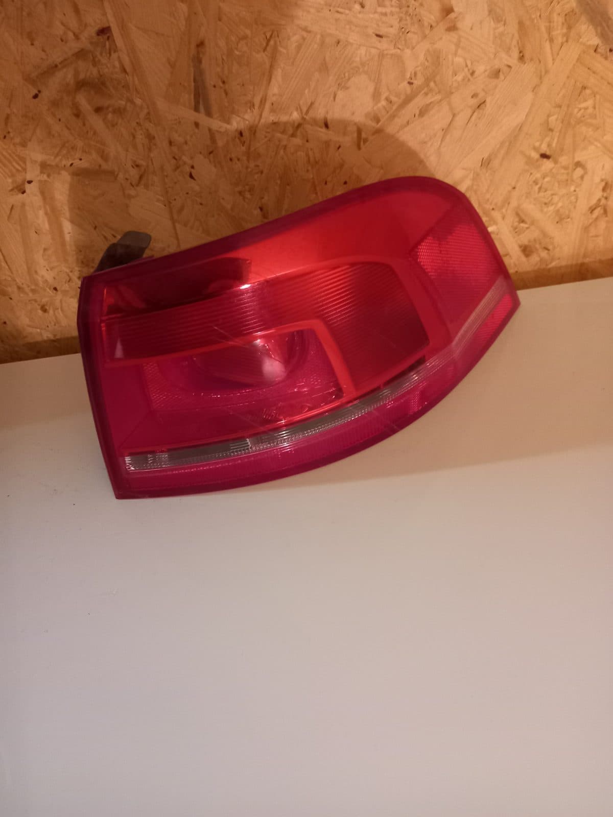 3AF945096A VW Passat B7 zadní pravé světlo kombi. Poškrábané.