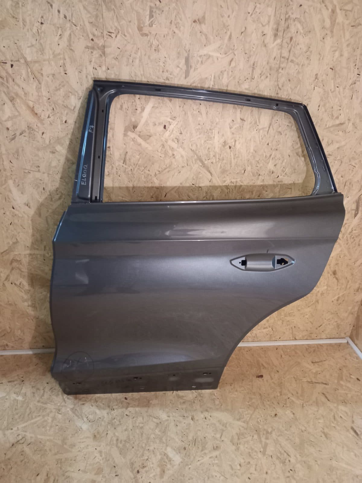 5LG833312 Škoda Elroq Enyaq levé zadní dveře. Lehké poškození.
