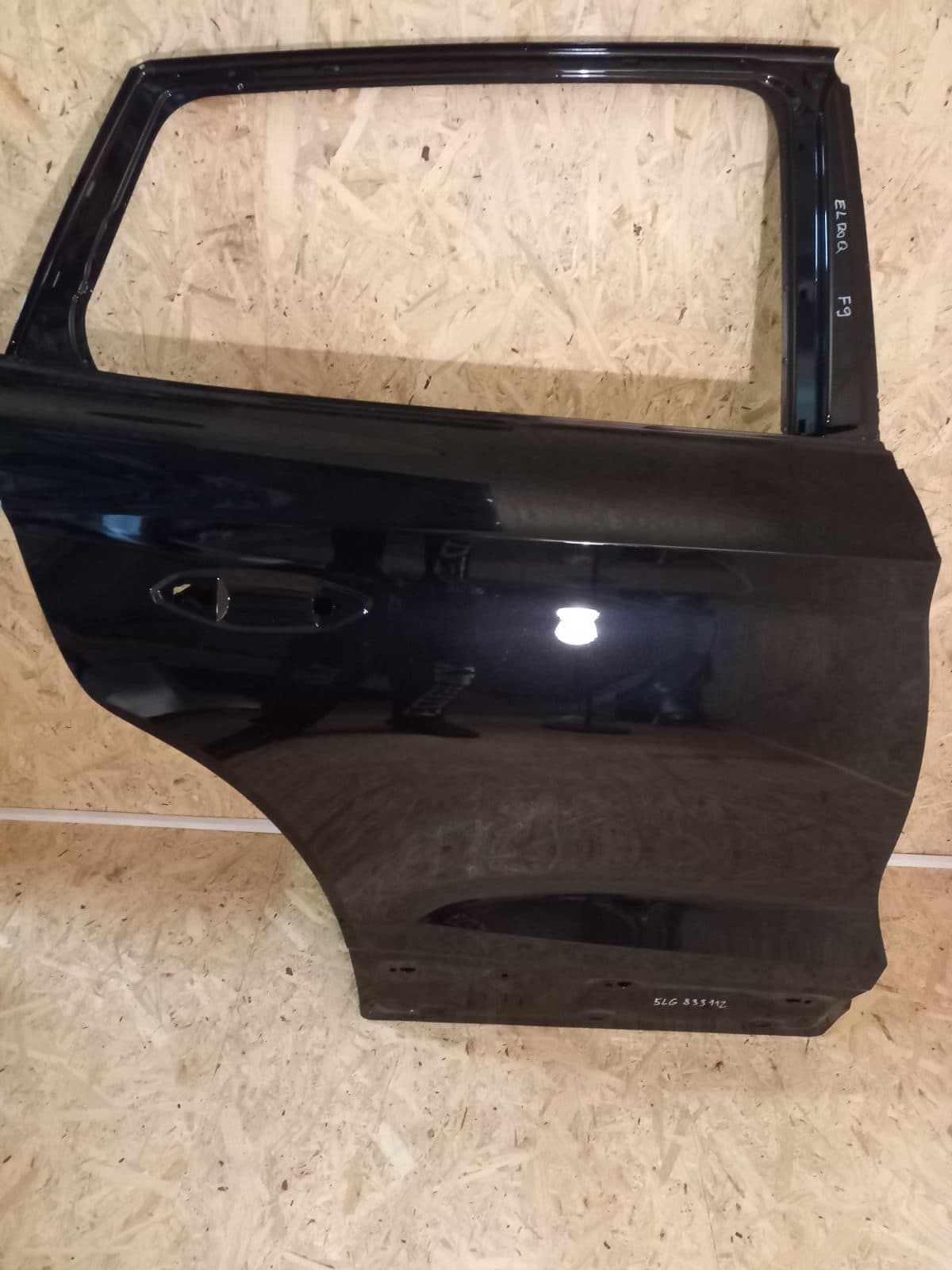 5LG833312 Škoda Elroq Enyaq pravé zadní dveře.