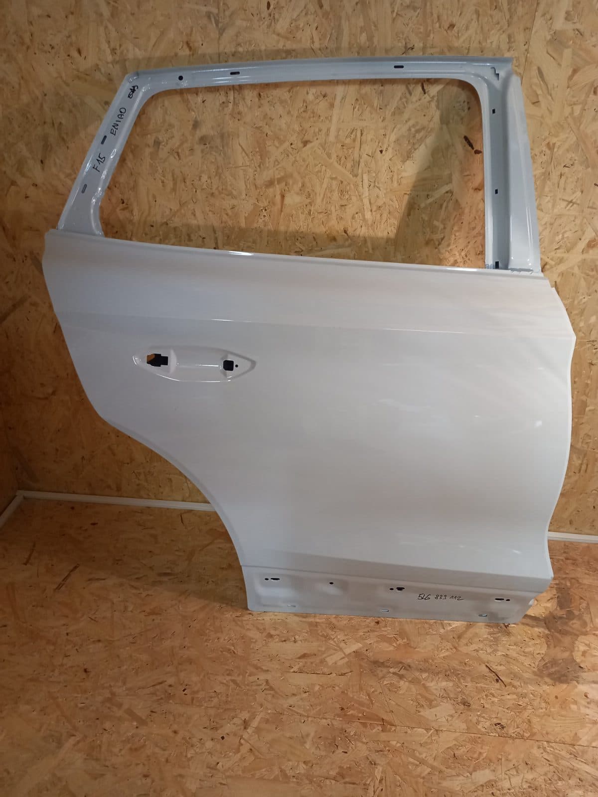 5LG833312 Škoda Elroq Enyaq pravé zadní dveře. Bílá barva. Toop stav.