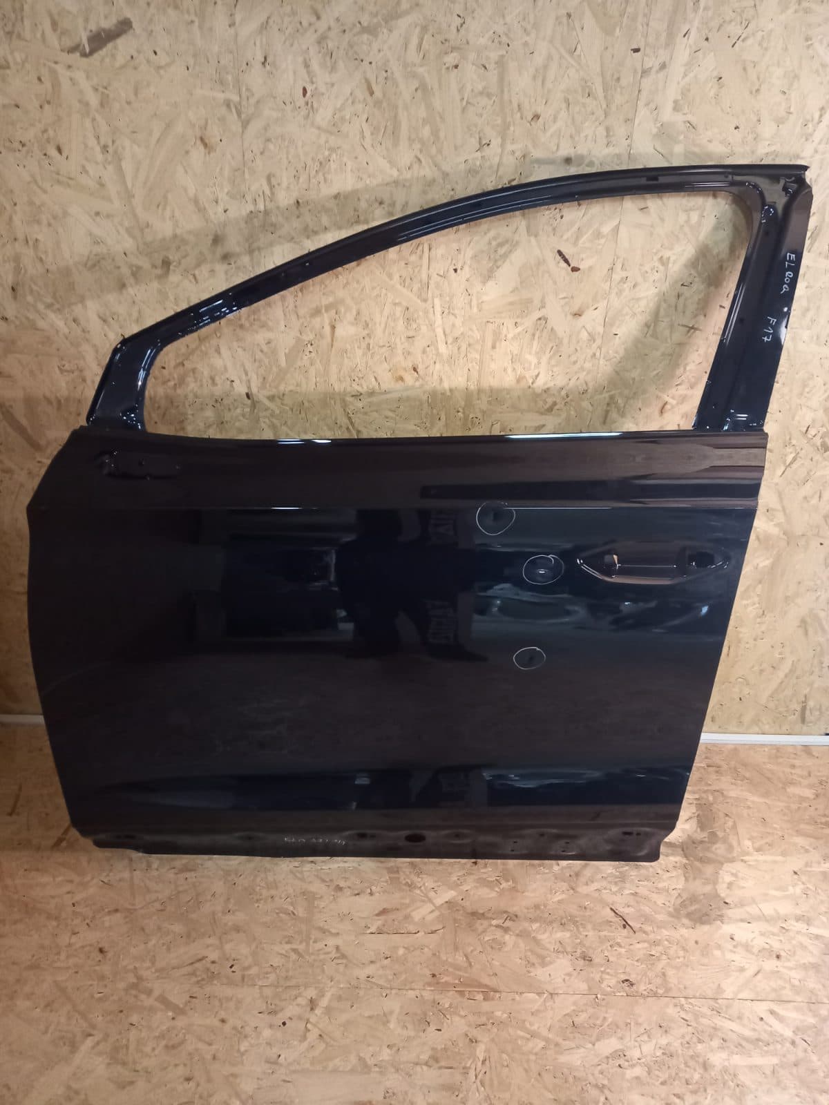 5LA831311 Škoda Enyaq Elroq levé přední dveře. Kosmetické vady.