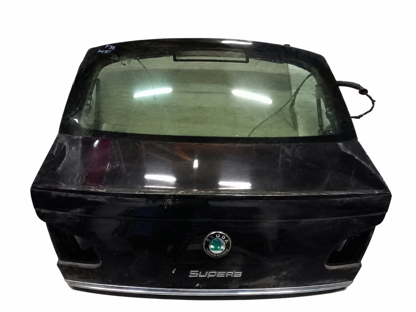 3T5827024 Škoda Superb 2 páté dveře kompletní se sklem, TwinDoor. Na lak, poškrábané.