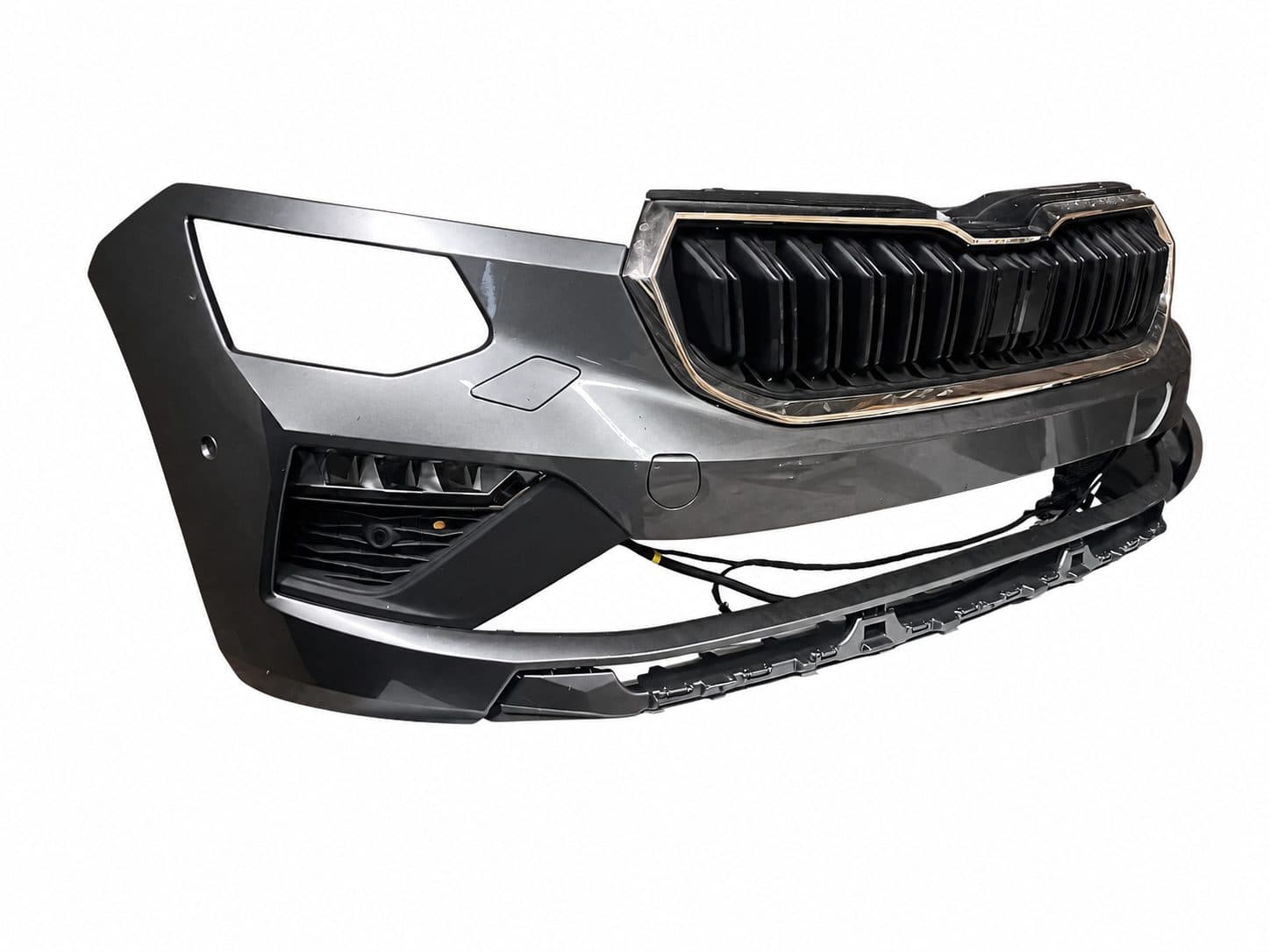 658807221D Škoda Kamiq facelift přední nárazník , šedá metalíza, ostřikovače, radar,mlhovky.